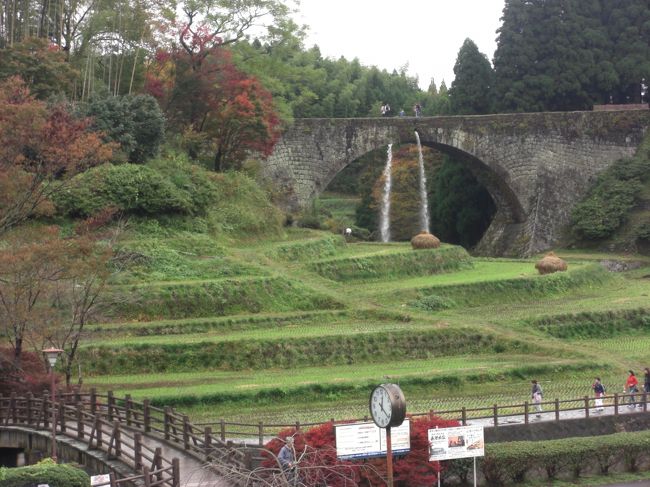 「谷間にかかった虹の橋」という題で学校でこの通潤橋のことを学んでからいつか行ってみたいと思いました。それから数十年行ったのはいいのですが、その放水に合わせ行ったのに心配していた天候より、事故渋滞とバスの怠慢な運転に妨害されようとは思いませんでした。走りに走り、わずかに見ましたが。