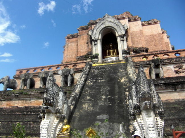 タイや周辺諸国でこのたびの洪水被害にあわれた方々にお見舞い申し上げます。<br /><br />結婚1周年記念旅行としてタイのチェンマイへ3泊5日。<br />マイル特典でバンコクまで飛び、チェンマイまでの航空券と宿をエクスペディアのダイナミックツアーで手配しました。<br />10日前までバンコク滞在予定だったので、下調べも十分にしないで飛んでしまいましたが、満足のいく旅行になってよかったです。<br />チェンマイの人びとのホスピタリティに感謝です。<br /><br />10/29　成田-バンコク-チェンマイ　シャングリラ・チェンマイ泊<br />10/30　旧市街観光（ワット・チェディルアン、ワット・プラシン、サンデーバザール）<br />10/31　エレファントキャンプ　ドイ・ステープ　ワット・ウモーン<br />11/1   ホテルでのんびり→チェンマイ-バンコク-羽田