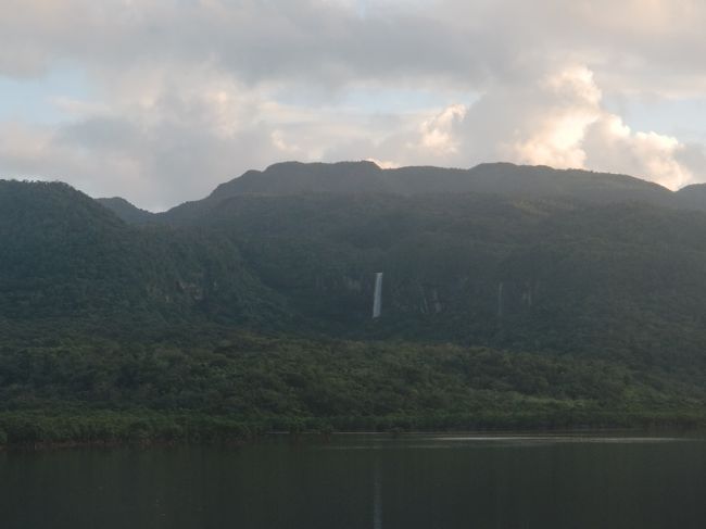 今回の旅の目的は「離島巡り」です。<br />先島諸島（宮古、八重山の総称）を巡ります。<br />一体いくつの島に行けるでしょうか？<br /><br />前回は「鳩間島」でした。<br /><br />今回は、「西表島」です。<br />１４島目。<br />西表島に来た目的は、「カヤックフィッシイング」です。こちらについては、別に旅行記を作りますので、今回はその前後の話となります。<br /><br />