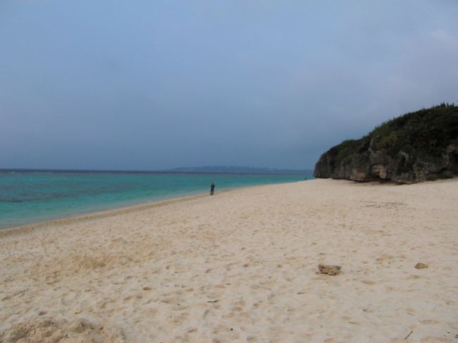 友人と沖縄へ行きました！沖縄は大好きなところです。<br /><br />20日<br />那覇空港<br />ブルーシールレストラン<br />万座毛<br />背底島<br />背底ビーチ<br /><br />21日<br />茅打バンタ<br />辺戸岬<br />金剛石林山<br />タナガーグムイ<br />ター滝<br />ナイトマーケット<br /><br />22日<br />伊計ビーチ<br />仲原遺跡<br />浜比嘉島<br />勝連城跡<br />前栄田岬<br />残波岬<br />座喜味城跡<br /><br />23日　<br />那覇空港<br />名古屋へ