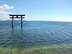 琵琶湖に浮かんだ神秘的な鳥居の風景