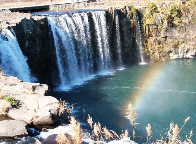 　大分県の豊後大野市には、東洋のナイアガラと云われるにふさわしい二つの滝があります。<br />一つは緒方川がそのまま落ち込んで滝となっており、日本の滝百選にも選べれている原尻の滝、もう一つは緒方川と大野川が合流した地点から少し下流にかかる沈堕の滝。<br />　沈堕の滝はかつては、雪舟も描き、滝廉太郎も詩にしたと聞いていますが、原尻の滝に劣らず本当に素晴らしいものです。<br />　私は原尻の滝は二度目でしたが、この日は虹が見えて幸せな気分になりました。沈堕の滝は初めてでしたが、観光客がいっぱいの原尻の滝より静かで、滝の下までゆっくり散策出来、迫力もあり、こちらもとても素敵でした。