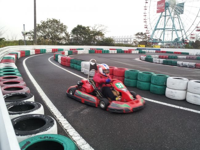 　泊客の少ない、1日だけに祝日を狙い、サーキットへ。もともと私の地元で小さいころから、知っていますが、久々の来園。なんと、小学生低学年向けの乗りものばかりで、大分かわりました。来園者わ天気も曇り空ということもあり、ほとんど並ばずのれました。でも、3年生ぐらいの子供さんまでが限界のお子様重視の遊園地。我が家にはもう行けませんね。