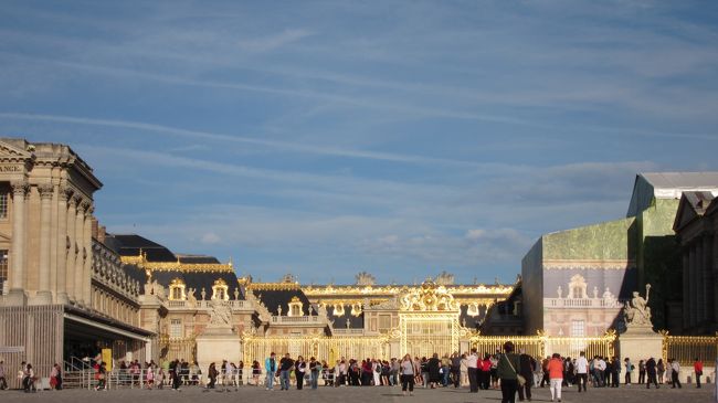 今日は、ベルサイユ宮殿とマルシェ巡りのツアーです。うう、ま、まぶしい。本物の金ではないですよね。