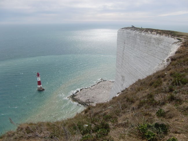 この旅で２回目のイギリス。<br />ロンドンも好きだが、ロンドン郊外の風景というのはとても牧歌的で大好きだ。昔からゆっくりと行きたかったセブンシスターズ周辺の白壁にいって旅を締めくくる。<br /><br />【全行程】<br />①伊丹⇒成田⇒ロンドン<br />②ロンドン観光<br />③ロンドン⇒モロッコ・カサブランカ⇒マラケシュ（モロッコ内はレンタカー移動）<br />④マラケシュ⇒アトラス山脈⇒カサブランカ<br />⑤カサブランカ<br />⑥カサブランカ⇒ポルトガル・リスボン<br />⑦リスボン⇒ロンドン⇒イーストボーン（イギリス内はレンタカー移動）<br />⑧イーストボーン（ホワイトクリフ観光）<br />⑨イーストボーン⇒ロンドン⇒ミュンヘン（経由のみ）⇒<br />⑩⇒成田⇒伊丹<br /><br />（写真はイーストボーン付近のホワイトクリフ）