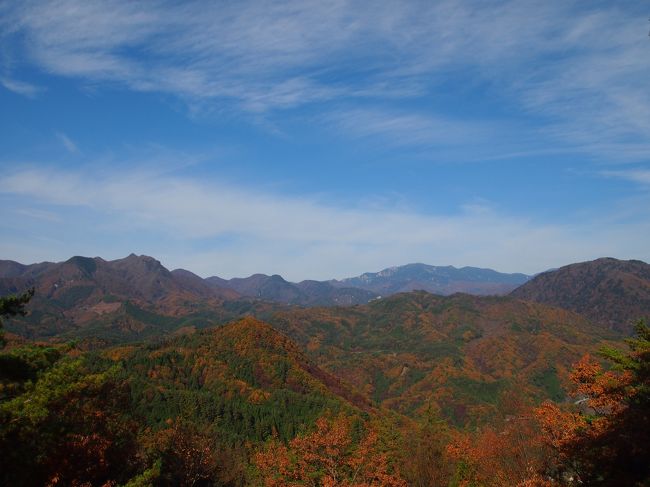 日帰りの旅の後半（2011/11/13）。<br /><br />前半は、昇仙峡を天神森から仙娥滝までずっと歩いてきましたが、後半は、昇仙峡ロープウェイに乗り、標高1,000メートルからの紅葉の風景を眺めることに。<br />その後は、甲府市街に戻り、名物の「ほうとう」に舌鼓を打ち、最後に武田信玄公ゆかりの躑躅ヶ崎館（武田神社）まで散策してきました。<br /><br />急に思い立ち無計画なままに旅立ったのですが、日帰りの範囲内にしては、想像以上に甲府の自然や歴史を満喫することができた（うまく行程がはまった）のではないかなあと、手前味噌ながらけっこう満足できました。<br /><br />〔旅の後半の行程〕<br />・昇仙峡（昇仙峡ロープウェイ～弥三郎岳）～甲府市街～武田神社（躑躅ヶ崎館）～武田信玄公火葬塚～武田神社（躑躅ヶ崎館）～武田信玄公像～甲府駅～東京<br /><br />〔１日目前半の旅行記～紅葉に包まれた御岳昇仙峡散歩～〕<br />http://4travel.jp/traveler/akaitsubasa/album/10622809/<br /><br />