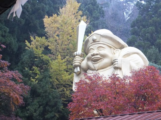 あまり天気が良く無かったので霧が濃かった妙義山。でも、十月桜も見れてニコニコ。<br />暗くなったら、キラキラ求めて太田市に車を飛ばしました。<br /><br />記事は<br />http://blog.livedoor.jp/ktoku3/archives/52352593.html<br /><br />写真は<br />http://photozou.jp/photo/list/13953/5573269<br />