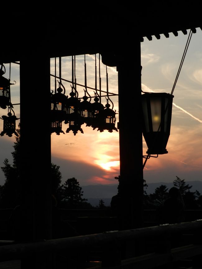 ランチオフ会が済んだ後、東大寺・二月堂に夕日を見に行くことになりました。<br />子供の頃から近鉄沿線に住んでいて、奈良公園周辺には数えきれないほど訪れているJOECOOLですが、二月堂に行くのは何と初めてです！<br />高台に位置している二月堂...そこから見る秋の夕暮風景はとても美しかったです！！