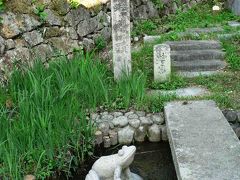 日本の旅　関西を歩く　京都府井手町（いでちょう）の蛙塚、六角井戸