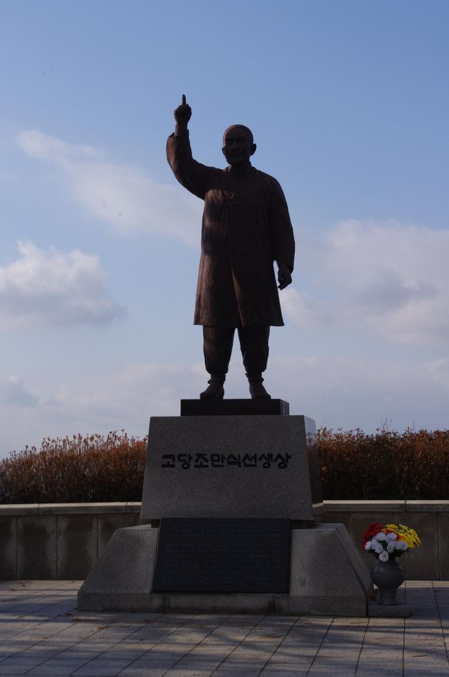 2011年11月ソウル周辺旅行、3日目の23日午前中,<br />ソウル市内の宗廟・昌徳宮・北村韓屋村を観光後、味噌チゲの昼食を取った後、オドゥサン(鳥頭山)統一展望台へ、展望台からは北朝鮮を眺めたり、展示館内見物等をしました。<br /><br />当日は寒く、風が強く吹いていました、展望台では震えながら大型双眼鏡から北朝鮮を眺めました。<br /><br />統一展望台見物後はソウル市内に戻り、民芸品店ギャラリアソウルにちょと立寄り、その後、明洞実弾射撃場に寄って、少しだけ射撃を楽しんでから夕食利用のレストラン「新羅蔘鶏湯」でサムゲタンを食べてホテルに戻りました。