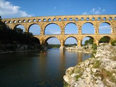 ポン・デュ・ガールそれはローマ時代に築かれた三層のアーチ構造の巨大水道橋「ガール川を渡る橋」
