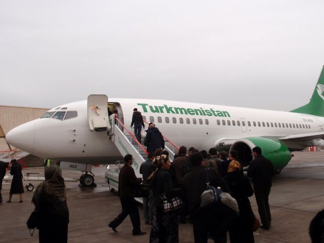 アシュガバットから飛行機でトルクメンバシュに来ました。トルクメニスタンはなぜか飛行機が安く、わずか18ドル程度でした。トルクメニスタンに飽き飽きしていたので、トランジットの5日間より早くフェリーでトルクメンバシュからアゼルバイジャンの首都バクーに向かうことにしました。フェリーターミナルに行くと、20人程のトルクメン人が既に待機していてそろそろ船が来るのかな?とタカをくくっていましたが、ここからが辛抱の始まりです。フェリーいつくるのか係員やその辺のトルクメン人に聞いても、わからない、の一点張りです。わけわからないトルクメン人が絡んでくるし、かといってやることはないし、これから行く旧ソ連圏は大丈夫か?とイライラしながら待っていました。ターミナルの待合室で過ごした2日目の夜、ビザの期限が切れてしまうことをイミグレーションの係官に言うと、スタンプは押してやるからここで待て、とイミグレ前のベンチをさします。もはや英語の通じない彼らに何を言っても無駄だと思い、さっさと寝袋に入って寝ることにしました。結局3日目の早朝にやっとこさおんぼろフェリーが到着しいざ船内へ入ることができました。お次は、アゼルバイジャンからです。よろしければ、こちらもどうぞ↓http://weblog-taka.blogspot.com/2010/03/blog-post_07.html