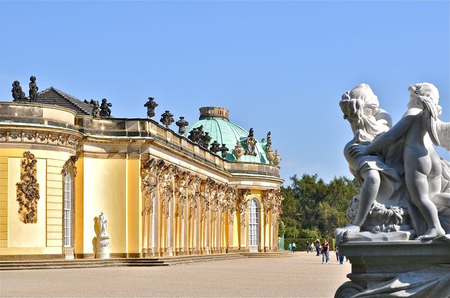 ベルリン到着日の翌朝、ベルリン郊外のポツダム（Potsdam）へ半日観光に出かけました。<br /><br />ポツダムは、第二次世界大戦時のポツダム会談で有名です。今回はその会談の会場となったツェツィーリエンホーフ宮殿（Schloss Cecilienhof）とフリードリッヒ大王の居城だったサンスーシ宮殿（Schloss Sanssouci）を訪れました。<br /><br />青空のもと黄金色に輝くサンスーシ宮殿はとても華麗でベルリンの街並とは違う美しさを堪能できました。一方、ツェツィーリエンホーフ宮殿は、宮殿というよりは、緑に囲まれた大邸宅といった趣のとても美しく落ち着きのあるところでした。<br /><br />時差ぼけで朝早く起きてしまい、お天気が良かったので、時差ぼけ解消を兼ねて出かけました。仕事でのベルリン滞在でしたが、お天気に恵まれ、大変良いリラックスと美への感動の機会となりました。その後、時差ぼけなく仕事に集中することができました。