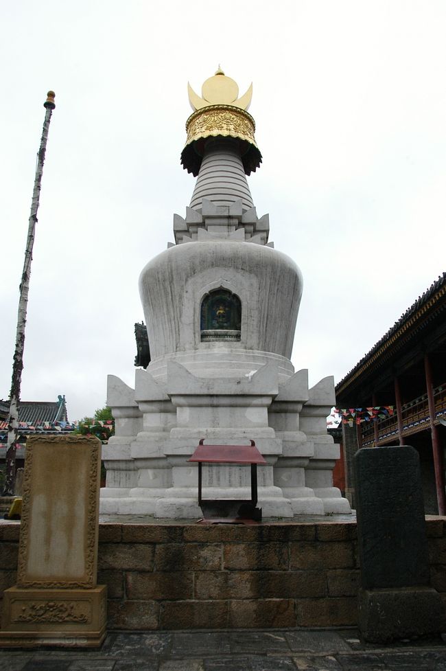 台懐寺廟群へ向かって、最初に入ったお寺は「羅&#30586;寺（luo2 hou2 si4）」。<br />道路に沿って敷かれた芝生の道路を進みながら、一番目立つ塔院寺の大白塔を横目で見ながら、正面にあった羅&#30586;寺の楼門へと入りました。<br /><br />暫くは、山肌に並ぶ寺院に建てられた沢山のお堂や楼門，白塔（舎利塔）や楼閣などを見ながら進みます。