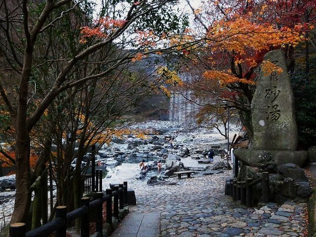 休日を利用して、家族で１泊で温泉に出かけた。<br /><br /><br /><br />岡山の県北にある「湯原温泉」は、美作三湯のひとつとして古くから栄えてきた。<br /><br />湯原ダムを見上げる河原には、無料の露天風呂『砂噴き湯（砂湯）』や日帰り入浴のできる施設『温泉館』もある。<br /><br />また、近くにはペット（犬猫）も入浴が可能な『ひまわりの湯』も人気です。<br /><br /><br /><br /><br />☆泉　質：アルカリ性単純温泉<br />☆効　能：慢性皮膚病、慢性婦人病、切り傷、やけど、糖尿病など