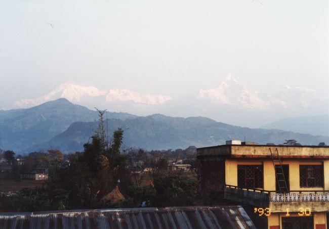 学生時代に２ヶ月かけて南アジア（インド・ネパール・バングラデシュ）を旅した時の記録です。<br />バラナシからバスで国境を越えてネパールのポカラに向かいます。国境の街スノウリで１泊し、所要丸２日かかりました。<br /><br />＜旅の日程＞<br />　1/13　ダッカ空港泊<br />　1/14～18　カルカッタ<br />　1/19～24　サールナート<br />　1/24～27　バラナシ<br />★1/28　　　スノウリ（国境越え）<br />★1/29～31　ポカラ<br />　1/31～2/11　ヒマラヤ（アンナプルナ）トレッキング<br />　2/11～14　ポカラ<br />　2/15～22　カトマンドゥ<br />　2/22～24　デリー<br />　2/25～27　ジャイプール<br />　2/28～3/2　アーグラー<br />　3/2～4　デリー<br />　3/5～7　ボンベイ<br />　3/7～9　ジュフービーチ<br />　3/9～12　ダッカ<br />　3/13　帰国　 