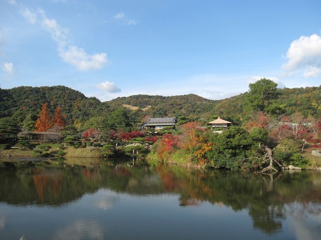 故郷はいつも優しく迎えてくれる。<br />12月とは思えない暖かなこの日、妹と毛利邸を訪ねました。<br /><br />鎌倉幕府創設の功労者大江広元を祖とする毛利氏は、その子季光が本拠相模国(現在の神奈川県)毛利荘毛利氏を名乗り、時親の代に安芸国(現在の広島県)吉田荘に移住しました。<br />その後、元就により西国最大の戦国大名へ飛躍した毛利氏は、輝元時代に長門国(現在の山口県)萩に移り、その子秀就が初代長州藩主となります。歴代藩主の努力で力を蓄えた長州藩は明治維新を実現、功により最後の藩主元徳は侯爵となりました。<br />−パンフレットより−