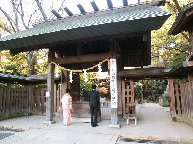 先月長男夫婦に女の子が生まれました。私にとっては初孫です。なんと私、おばあちゃんになったんです。<br /><br />息子夫婦とは別居ですが、赤ん坊がひと月を迎えたので、一緒にお宮参りに連れて行くことになりました。千葉県船橋市に住んでいる息子夫婦。お宮参りはどこへ行くのがいいか?<br /><br />お宮参りはやはり地元の氏神様に参拝するのがいいでしょう。そこで息子夫婦が選んだのが船橋大神宮です。船橋を代表する古くて格式ある神社で、初詣、お宮参り、七五三など地元民に人気の神社なんだそうです。<br /><br />息子家族とは現地で待ち合わせ。私は夫と早めに行って、初めて行く船橋大神宮の境内と近隣の様子を見て来ました。神社と周辺レポートがメイン、お宮参りの様子はちょっぴりでお届けします。