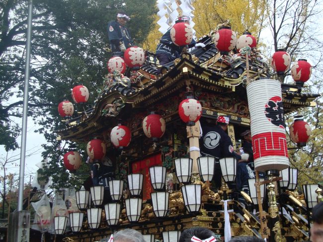 京都の祇園祭・岐阜の高山祭りと共に日本三大曳山祭りに数えられる埼玉県秩父市の秩父夜祭が３日、本祭りを迎えました。（３００年余りの歴史が有る）昼までの大雨が心配でしたがうれしい事に晴れました。<br />何と２６万５千人の見物客が詰めかけ豪華絢爛な山車が引き回されました。山車は大きいもので重さ約２０ｔ・高さも約７ｍもあります。笠鉾・屋台は国指定重要有形民族文化財となっています。<br />秩父神社の女神妙見様と武甲山の男神が年に１度、お旅所で逢うというロマンスも伝えられています。<br />また冬の夜空を焦がす花火も打ち上げられましたが大混雑で簡単に移動できないので場所選びも容易ではありません<br />。<br /><br />