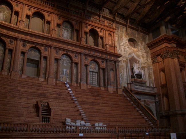 ヨーロッパ最古の劇場のひとつとして名高いファルネーゼ劇場。木造に徹したつくりですが、客席の木組みがとくに美しい。急斜面を座席がうずめ、背後の壁には円柱をモチーフとした飾り付けがなされている。現在も現役の劇場のようで、なにか現代舞台劇の準備がなされていました。