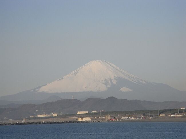 ２年間の東京勤務の２年目の冬。せっかくだから富士山の写真を撮影しようと、１８切符で旅に出ました。雲１つ無い晴天の日、平塚・三保の松原・富士宮に行きました。<br /><br />【平塚】<br />　サザンの「チャコの海岸物語」で歌われている「烏帽子岩」を見に行きました。もちろん、富士山も見えました。<br />　http://4travel.jp/traveler/supersto/album/10626986<br />【三保の松原】<br />　富士山を眺める名所である「三保の松原」からの富士山を眺めました。　<br />　http://4travel.jp/traveler/supersto/album/10626992/<br />【富士宮】<br />　富士山のふもとの町。焼きそばを食べながら、富士山を眺めました。<br />　http://4travel.jp/traveler/supersto/album/10627000