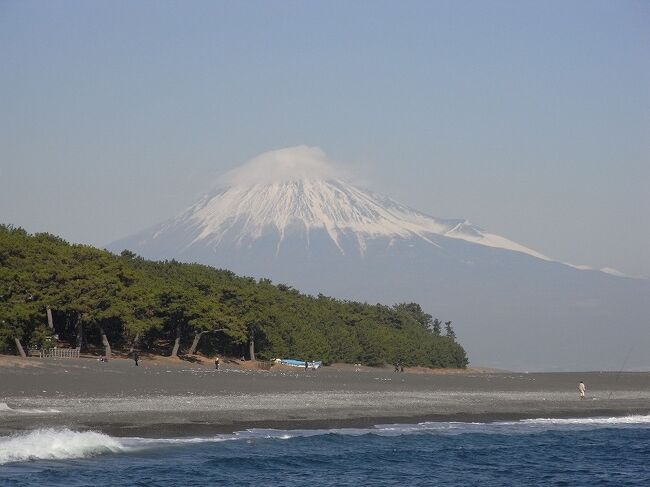 ２年間の東京勤務の２年目の冬。せっかくだから富士山の写真を撮影しようと、１８切符で旅に出ました。雲１つ無い晴天の日、平塚・三保の松原・富士宮に行きました。<br /><br />【平塚】<br />　サザンの「チャコの海岸物語」で歌われている「烏帽子岩」を見に行きました。もちろん、富士山も見えました。<br />　http://4travel.jp/traveler/supersto/album/10626986<br />【三保の松原】<br />　富士山を眺める名所である「三保の松原」からの富士山を眺めました。　<br />　http://4travel.jp/traveler/supersto/album/10626992/<br />【富士宮】<br />　富士山のふもとの町。焼きそばを食べながら、富士山を眺めました。<br />　http://4travel.jp/traveler/supersto/album/10627000