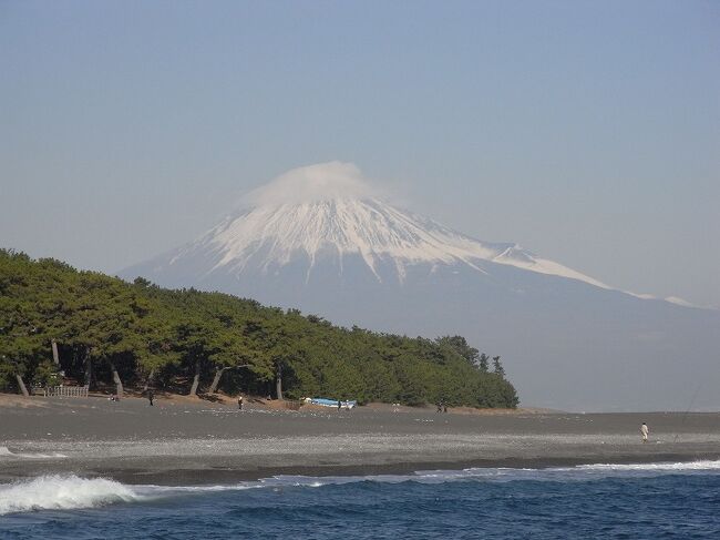 2年間の東京勤務の2年目の冬。せっかくだから富士山の写真を撮影しようと、18切符で旅に出ました。雲1つ無い晴天の日、平塚・三保の松原・富士宮に行きました。<br /><br />【平塚】<br /> サザンの「チャコの海岸物語」で歌われている「烏帽子岩」を見に行きました。もちろん、富士山も見えました。<br /> http://4travel.jp/traveler/supersto/album/10626986<br />【三保の松原】<br /> 富士山を眺める名所である「三保の松原」からの富士山を眺めました。 <br /> http://4travel.jp/traveler/supersto/album/10626992/<br />【富士宮】<br /> 富士山のふもとの町。焼きそばを食べながら、富士山を眺めました。<br /> http://4travel.jp/traveler/supersto/album/10627000