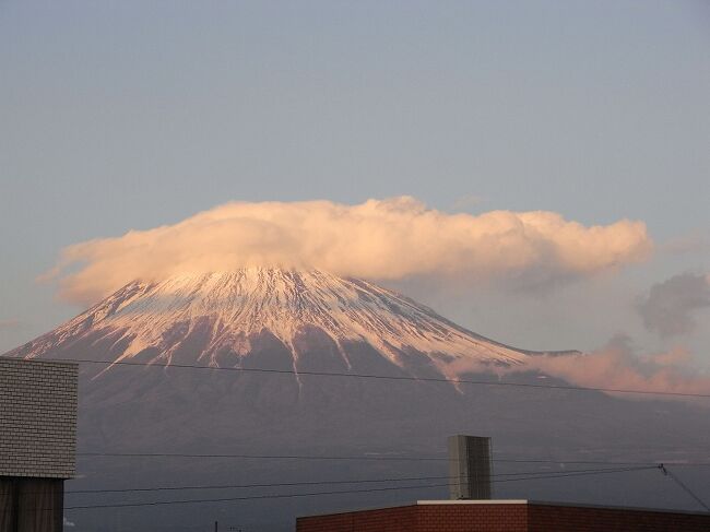 ２年間の東京勤務の２年目の冬。せっかくだから富士山の写真を撮影しようと、１８切符で旅に出ました。雲１つ無い晴天の日、平塚・三保の松原・富士宮に行きました。<br /><br />【平塚】<br />　サザンの「チャコの海岸物語」で歌われている「烏帽子岩」を見に行きました。もちろん、富士山も見えました。<br />　http://4travel.jp/traveler/supersto/album/10626986<br />【三保の松原】<br />　富士山を眺める名所である「三保の松原」からの富士山を眺めました。　<br />　http://4travel.jp/traveler/supersto/album/10626992/<br />【富士宮】<br />　富士山のふもとの町。焼きそばを食べながら、富士山を眺めました。<br />　http://4travel.jp/traveler/supersto/album/10627000