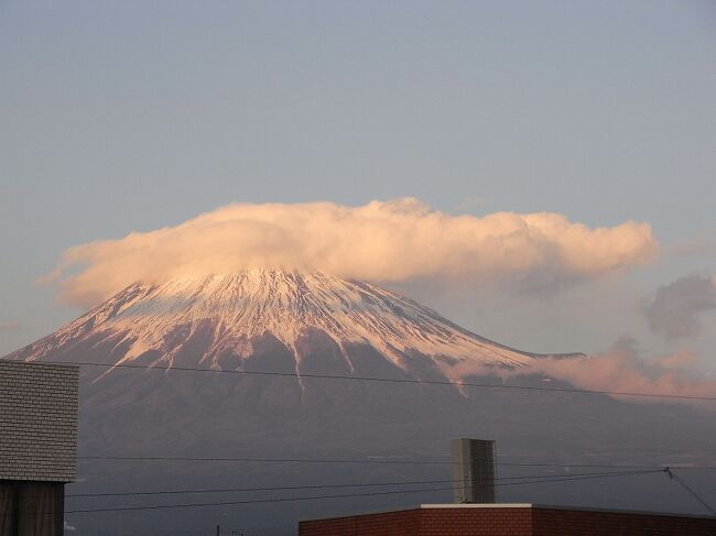 2年間の東京勤務の2年目の冬。せっかくだから富士山の写真を撮影しようと、18切符で旅に出ました。雲1つ無い晴天の日、平塚・三保の松原・富士宮に行きました。<br /><br />【平塚】<br /> サザンの「チャコの海岸物語」で歌われている「烏帽子岩」を見に行きました。もちろん、富士山も見えました。<br /> http://4travel.jp/traveler/supersto/album/10626986<br />【三保の松原】<br /> 富士山を眺める名所である「三保の松原」からの富士山を眺めました。 <br /> http://4travel.jp/traveler/supersto/album/10626992/<br />【富士宮】<br /> 富士山のふもとの町。焼きそばを食べながら、富士山を眺めました。<br /> http://4travel.jp/traveler/supersto/album/10627000