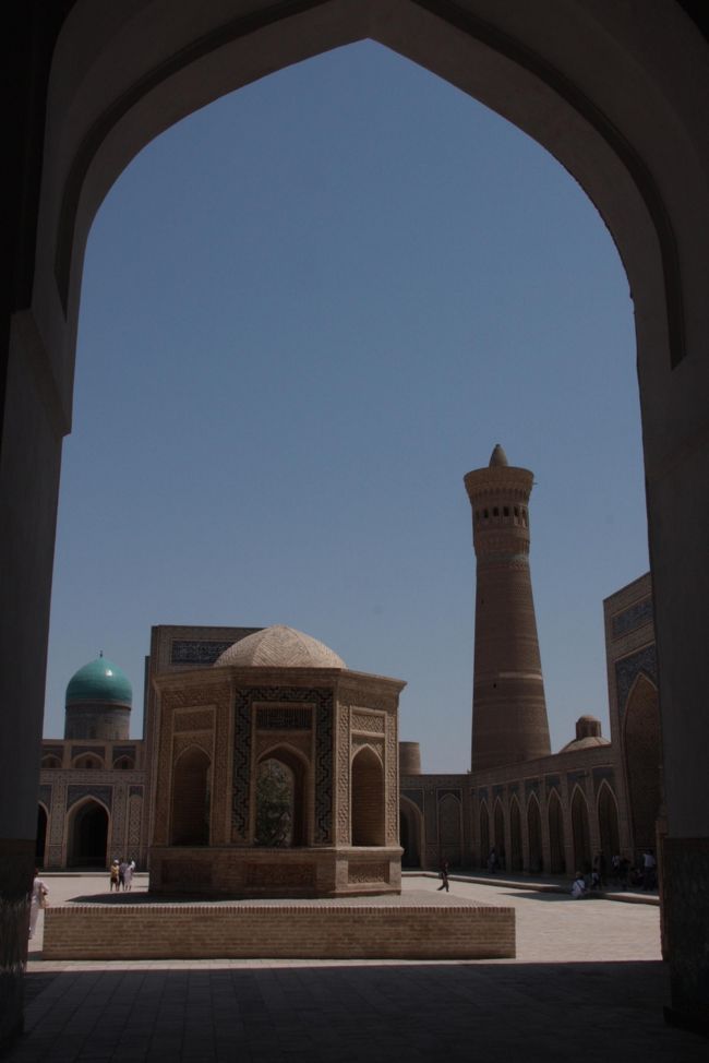 サンスクリット語で「僧院」を意味する <br />イスラム世界では聖なるブハラ <br />(ブハライ・シャリフ)と呼ばれている <br />500年以上の歴史があり <br />イスラム世界全体の文化的中心地として栄える <br />「ほかの場所では光は天から差し地を照らす。 <br /> ブハラでは、光は地から差し、天を照らす」と称えられた<br /><br />シルクロードのオアシス都市を結ぶ <br />交易の十字路としても栄えたが <br />チンギス・ハーンの来襲で一度は灰と化したが <br />その後16世紀に再びよみがえった <br />いまのブハラの街並みはこのころに完成し <br />いまもそのままに残る <br /><br />