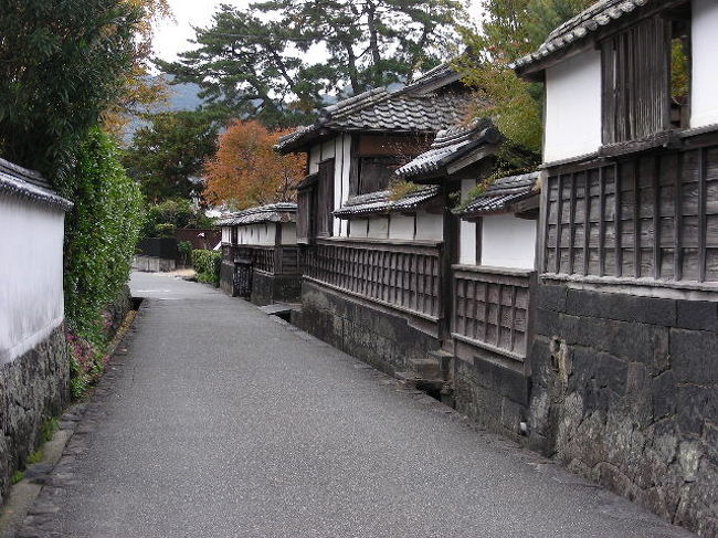 萩城下小鎮<br /><br />1604年毛利輝元于指月山麓建萩城,于松本河与橋本河衝撃形成的三角洲地帯建了城下小鎮,以来,到1863年藩庁移至山口的260年間,萩作為防長2州的藩都不断繁栄。<br /><br />萩城　城下町<br /><br />萩城下町為国家指定歴史遺迹，街区按照土地状况規划，武家以及民家住宅被排為一列。<br />這里居有被称為菊屋横町，伊勢屋町，江戸屋町的小路。萩藩御用手下的豪商菊屋家，高衫晋作出生地，木戸孝允旧宅以及土壁，門，土塀也位于此処。<br />