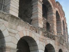 1世紀のローマ遺跡と14世紀の中世の遺跡が隣に。ヴェローナは不思議な都。
