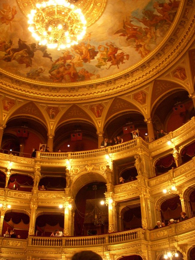 ネオ・ルネッサンス様式の壮麗なオペラ座。長い冬のお楽しみ♪<br />１８８４年９月にパリ、ウィーン、ドレスデンに匹敵するものとしてハンガリーの偉大な建築家Miklos YBLによって建てられました。<br />第二次世界大戦の戦禍を免れ１００年以上の歴史を持つオペラ座。<br />かつてはマーラーも音楽監督を務めたことのある劇場です。<br /><br />ヨーロッパではここ最近、モダンオペラやバレエが主流になりつつありますがブダペストではほとんどクラッシックスタイルです。<br />シーズン中は毎月１回は通い続け数年。夫婦の共通の趣味になりました。<br /><br />２０１１年は見たいオペラやバレエ、コンサートがうまく週末に合い、１１月からはほぼ毎週ペース。年末は公私共に忙しい月＋毎週末オペラはさすがに結構きつかった～。<br />オペラには体力も必要だ！と痛感した年末でした。<br /><br />これからブダペストでのオペラの観劇予定または検討している方、ご興味のある方の参考になれば。<br />チケットの購入場所。観劇ファッション、席からの眺めを比較検討できるようアップしているので枚数＆説明文多めです。<br /><br />ブダペストのオペラファンの一人として一人でも多くの方が足を運んでくだされば嬉しいな～と思いまとめてみました。<br />【ハンガリー・ブダペストオペラ座】<br />http://www.opera.hu/<br /><br />【オペラチケット購入ＨＰ】<br />http://www.jegymester.hu/hun/opera/Opera<br /><br />【お役立ちサイト・オペラ入門｢ＢＲＡＶＯ！オペラに行こう！｣】<br />http://www.nntt.jac.go.jp/bravo_opera/<br /><br />【オペラへ行く際の我が家の定番持ち物3点セット】<br />・あめ（音の出ない袋入りでないもの）＊結構乾燥しています<br />・あらすじのウィキペディアコピー＊幕間にチェック<br />・カメラ又はオペラグラス<br />
