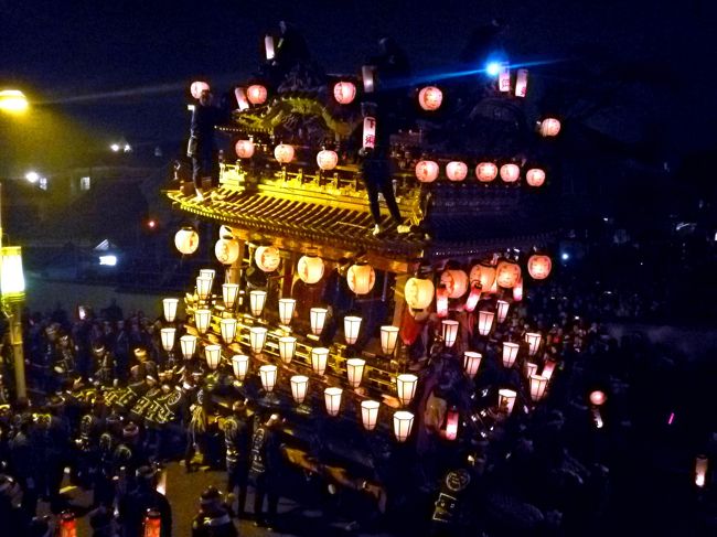 京都祇園祭、飛騨高山祭と共に日本三大曳山祭りの一つに数えられている秩父夜祭は300余年の歴史を誇る秩父神社の例大祭で<br />国指定重要有形・無形民俗文化財です。<br /><br />ここ秩父に通うのも今年で迎えて4回目。 <br />最初の年はワケがわからないまま <br />夜行バスで出かけ、夜行バスで帰るという0泊3日の超強行弾丸ツアーｗ <br />最後の団子坂の曳き上げを見ずして <br />秩父を去るという悔しい結果に。 <br /><br />2年目は団子坂の曳き上げを見るため <br />半年前からの夜中の電話予約でビジネスホテルながら <br />ツインで31500円というボッタクリ価格で秩父に宿をGET。 <br />しかし雨天と寒さに泣かされました。 <br /><br />3年目は宿泊を諦め、 <br />西武観光が企画した夜中に秩父を脱出する夜行バスを利用〜。 <br />団子坂も桟敷席で花火も屋台の曳き上げも満喫できました。 <br /><br />そして、今年。 <br />あてにしていた西武観光は全面閉鎖･･･(;^_^A ･･･ <br />秩父を脱出する術がなく、 <br />ついに今年は車で乗り込むことに。 <br />しかし今年は相方が初めて参戦。 <br />秩父の酒はおいしいよ〜という甘い誘惑で見事にその気にさせましたｗ <br />その代わり、帰りは私が運転する羽目にｗ <br /><br />秩父の翌日、ついでに東京見物もしてしまおうと <br />例によって盛り沢山の計画を立てました。<br />金曜の夜出発で車中に2泊、東京で1泊という強行軍です。 <br /><br />お天気、なんだか怪しげで先行き不安ですが <br />とにかく出発〜