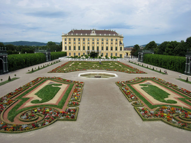 2011年7月9日〜7月18日まで、ウィーンとチェコ（ちょっとだけロンドン）へ行ってきました。<br /><br />滞在時間が予定より1日短くなってしまったので、手早く簡潔にさくさくっと観光します。<br /><br />まずはウィーンといえばココ！<br />世界遺産に登録されているハプスブルク家の『シェーンブルン宮殿』<br />18世紀にマリア・テレジアが完成させた、広大な夏の離宮。<br />開館が朝8:30〜なので、開館と同時に入館を目指して行動開始。<br />ヨーロッパの人って朝から行動ってしないのかな？ゆっくりのんびりじっくり見学することができました。<br />人気観光地は朝イチで行動するのがベストですね。