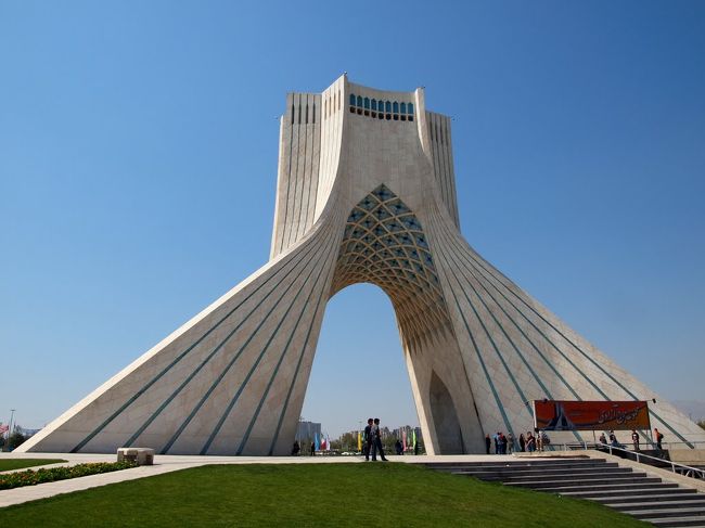 シーラーズからバスでテヘランに来ました。<br /><br />イランの首都ということで、寄ってみましたがノウルーズ期間中は博物館も商店も空いていないためほとんど見所なく終わってしまいました。<br />トランジットビザで来ているため観光できる日数が7日間しかありませんでしたが、イランにはもう少し滞在したいと思えるほどよい国です。<br /><br />お次は、アジア横断最終章トルコからです。<br /><br />よろしければ、こちらもどうぞ↓<br /><br />http://weblog-taka.blogspot.com/2010/03/blog-post_24.html