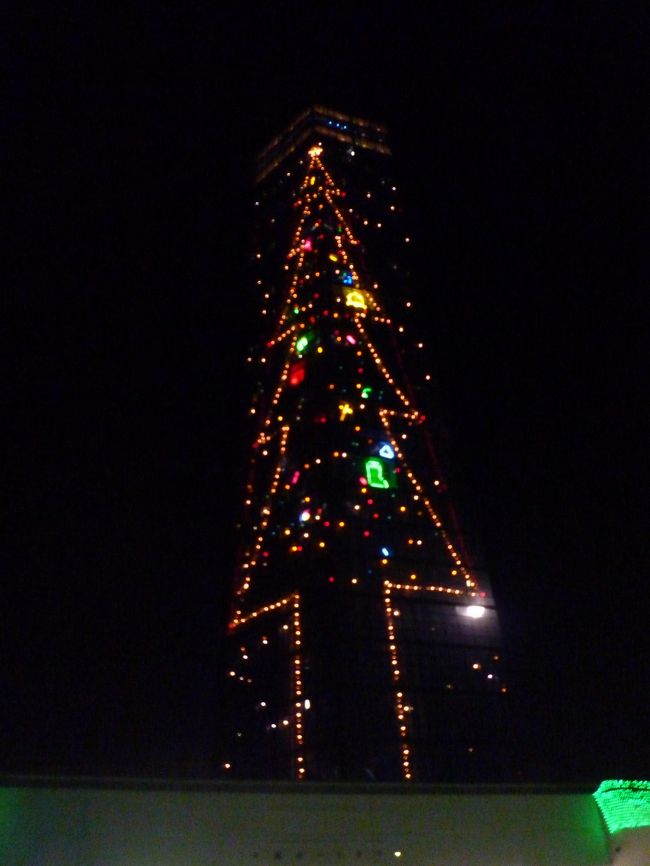 千葉ポートタワーCサイドクリスマス2011<br />11月26日(土)午後5時点灯! <br /> <br /> <br />【期 間】 11月26日(土)〜12月25日(日)<br />【点灯時間】 平日 17:00〜20:00<br /> 土・休日 17:00〜22:00<br /> 12月23日〜25日 17:00〜24:00<br /><br /><br />近くに住んでいるのに中々見に行くことのなかったポートタワーのクリスマスイルミネーション。<br />やっと見に行って来ました。