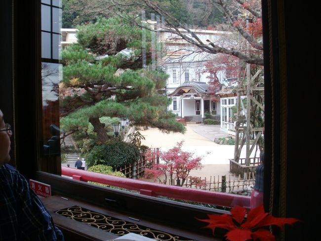 二日目の富士屋ホテルの滞在からの続きから書いて参ります。富士屋ホテルも色々と見所があるので散策をすることにしました。どうぞご覧下さい。<br /><br />※写真はメインダイニング「ザ・フジヤ」から眺めた風景です。