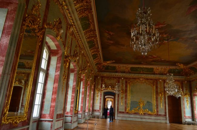 リーガに到着した翌日、友人と彼女の父親と一緒にルンダーレ宮殿へのエクスカーションを楽しんだ。<br />　ルンダーレ宮殿はリーガから車で1時間半ほど行った場所に位置し、「バルトのベルサイユ」といわれるほど優雅で美しい姿をしていることでよく知られている。宮殿は1736年から1740年にビロン公の夏の離宮として建設され、その建設にはロシア帝国の女帝アンナの後押しもあったと言われている。<br />　現在ルンダーレ宮殿は約50もの部屋が一般に公開されているが、現在まだ修復している場所もあるので、今後一般公開される部屋はさらに増えると思われる。これだけの美しい宮殿なので、是非ラトビアに訪れたらルンダーレまで足を運んでほしい。<br /><br />