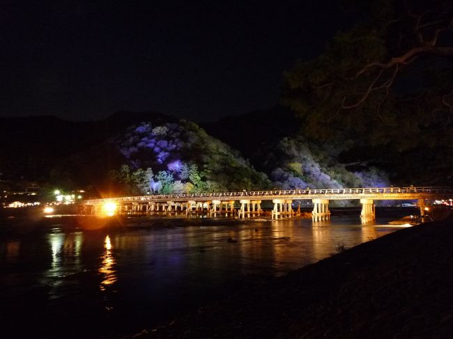 上海の知人が京大に短期留学。彼に会うのを口実に京都旅行。<br />共通の友人(鈴鹿在住)がタイの水害の影響で国内フル生産。土曜日も出勤していてなかなか3人の日程が合わず。<br />やっとこさ時間の都合がついたもののどう考えても紅葉は終わっている時期。<br />行ってみたら思った以上に紅葉を見ることができた。<br />でも12月に紅葉ってやはり変ですよね。
