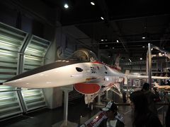 歩いて行く「航空自衛隊浜松広報館　エアーパーク」とちょっと外国な「Johnny's JAWAIIAN BURGER 」