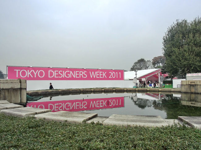 明治神宮外苑前で開催されている、<br />TokyoDesignersWeek2011のメイン会場に行ってきました。<br />とても混んでいました。<br />若いデザイナーさんたちのいろいろな作品を拝見できました。<br />環境をテーマにした作品も多かったです。