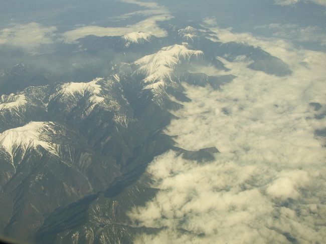 羽田から離陸すると飛行機は富士山の北側を飛んでいきます。<br />富士山もいつもは南側から見ているのですが、今回は北側からの富士山です。イメージは全く異なる景色が見られて<br />面白いのですが　個人的には南側からの景色の方が好きですね!!<br />しかし、松山までは大回りをしますので時間的には羽田から伊丹間のように直線ルートから比べると距離の割にはかなり時間が掛かっているという感じがします。当然のように伊丹便は名古屋のセントレア空港の南側を飛行しますが　松山便は名古屋の上空を飛行します。 