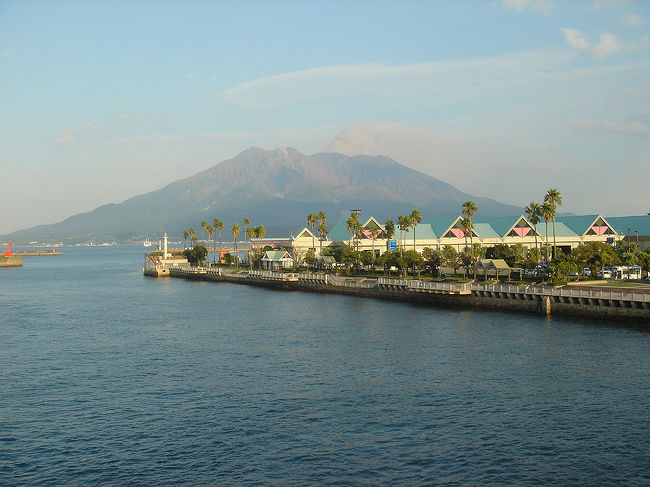 同僚達と、友人の住む鹿児島を訪問しました。<br />九州新幹線、温泉、食べ物、桜島…と、なかなか盛り沢山な2日間となりました。<br /><br />1日目…(朝)新大阪駅→(昼)博多駅→鹿児島駅→桜島→垂水(泊)<br />2日目…(朝)垂水→(昼)指宿→鹿児島・天文館→(夜)鹿児島空港→神戸空港