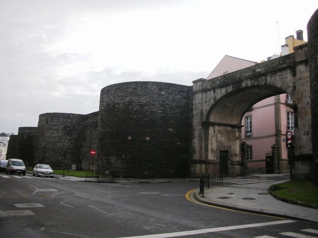 スペイン北西部、ガリシア州ルーゴ県の県都であるルーゴを訪れました。ルーゴの周りを取り囲むローマ時代の城壁は、2000年に世界遺産に登録されており、ローマ時代の市壁としてはヨーロッパでも珍しく保存状態が良好で、欠けることなく街を360度取り囲んでいます。<br />★ローマ時代の城壁を一周、その途中には大聖堂を臨む<br /><br />