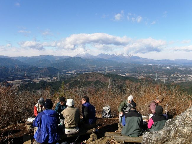 退職した会社の山仲間が誘ってくれ忘年山行に宇都宮市郊外の古賀志山に・・。<br /><br />古賀志山は低山でありながら岩陵が多く変化に富んだ面白い山です。<br />今回は南コースを登ります。<br /><br />御岳山山頂からは３６０度展望できて日光連山・筑波山・富士山・浅間山が見られた。