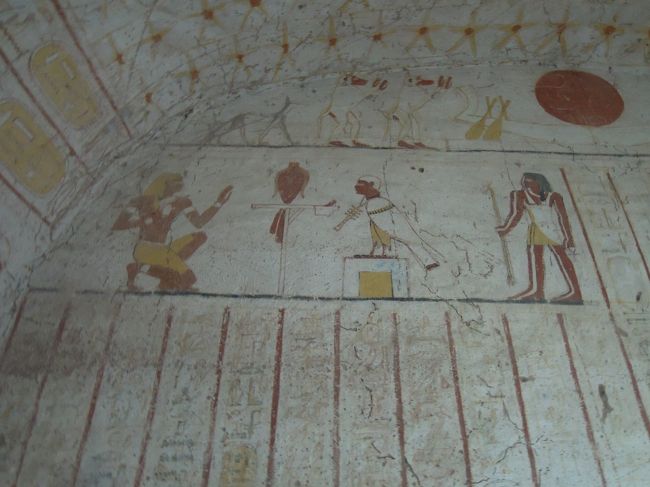 タハルカ王の王墓ピラミッドとクシユ王国の王家の墓を見る。ヌーリ遺跡はタハルカ王や最後のブラック・ファラオのアスペルタ王など21人の王家の墓がある。ピラミッドは30基以上。いまだ美しく色が残っているクッル壁画を見て歩く。