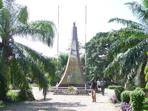 ブルンジは東アフリカの内陸国。　1884年にドイツの植民地の一部になり、1918年にベルギーの植民地になり、1962年7月1日に独立。　隣接するルワンダと同様にフツ族とツチ族の民族対立があり、1993年には内戦にまで発展した。　今でもまだとてもフラジャイルな国家です。　首都のブジュンブラはタンガニーア湖の北東に位置する。　町は良く整っていて、歩きやすい。　人々もとても親切です。　ただまだ安定していない国家なので写真とかを撮るのに、ちょっと緊張しました。　街中にあるマーケットはすごく大きくて、よく整頓されている。　こんなに大きな市場を見るのは初めてです。　タンガニーア湖まで歩いていってみました。　あまり綺麗でないので、ここで泳ぐというのはちょっと無理。　湖畔にバーやレストランがあり、湖を見ながら食事を楽しむのは良いかな？