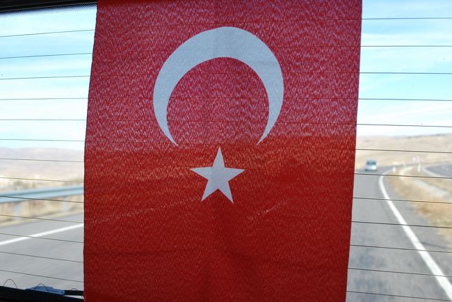 2011年11月12日〜2011年11月20日の５泊９日のトルコ旅行記です。<br />[カッパドキア→パムッカレ→エフェス→イスタンブール]<br /><br />このトルコ旅行は、ツアーじゃなく自分たちで好きなところを見る個人旅行。<br />飛行機とカッパドキアの１日ツアー・気球ツアーのみ日本でツアー会社に頼んで、それ以外は自分で計画しました。<br />この旅行記は全部で１０編（うち２編はホテルと移動の番外編）で構成されています。<br /><br />私たちの記録として綴ろうと思っていましたが、これからトルコに行かれる方の参考になれば嬉しいです。<br /><br />この編は、移動や交通についての記録です。