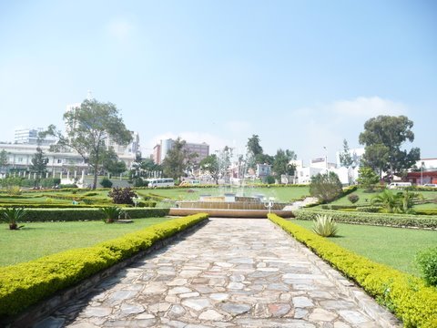 ルワンダは東アフリカの共和制国家。 第一次世界大戦終了まではドイツの植民地で、その後ベルギーに植民地になり1962年7月1日に独立。 その後イギリス連邦に加盟した。 政府の徹底した美化政策のおかげで、町にごみはなく、プラスティックバックの使用が禁止されている。 1994年4月から7月までの100日間の間にフツ族とツチ族の対立のジェノサイドにより、ツチ族が80-100万人殺害された。 このジェノサイドの歴史を人々に伝えるためにメモリアルセンターが造られた。 訪れたがあまりにもショッキングな写真が多く、目を背けたまま出てしまった。 こんなに悲しい歴史があるのに、キガリの町は発展に向かって、とてもエネルギッシュに活動していて、人々も皆明るい笑顔で過ごしている。 ボリビアのラパスのように丘の上の首都。 最近ではウガンダやコンゴ同様にゴリラツアーがあり、観光客を誘導している。